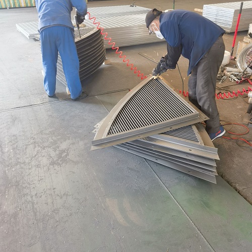 雨水排水鋼格柵蓋板污水處理鋼格板篦子：技術(shù)參數(shù)與性能詳解