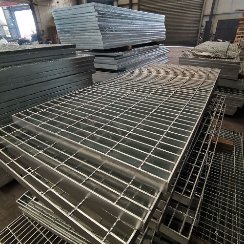 鋼廠轉(zhuǎn)爐平臺(tái)鍍鋅鋼格板鋼格柵的保養(yǎng)