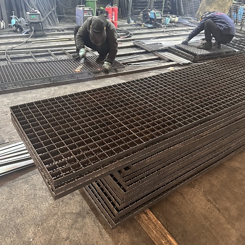 不銹鋼鋼格板vs熱鍍鋅鋼格板，該怎么選